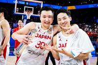 　喜ぶ富永啓生（左）と河村勇輝（右）　©ＦＩＢＡ