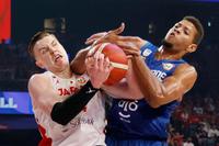 　第１クオーター、競り合うホーキンソン（左）