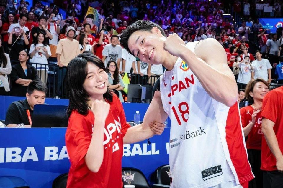 　妻の森カンナと喜ぶ馬場雄大　©ＦＩＢＡ