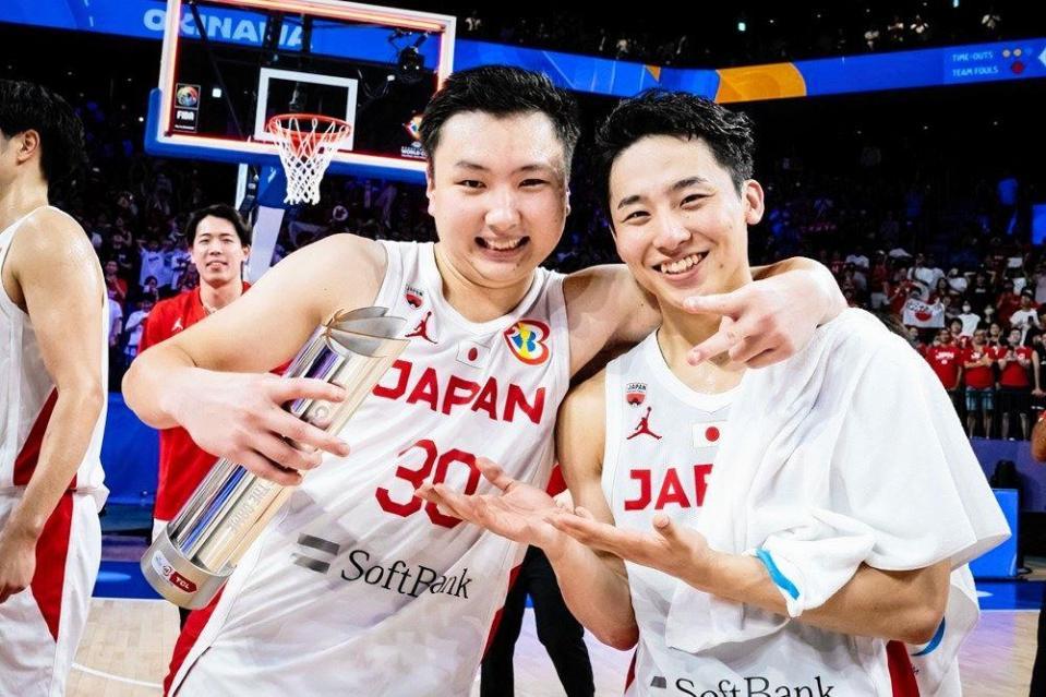 　喜ぶ富永啓生（左）と河村勇輝（右）　©ＦＩＢＡ