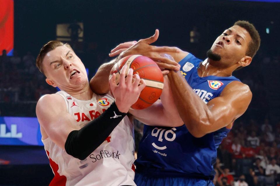 　第１クオーター、競り合うホーキンソン（左）