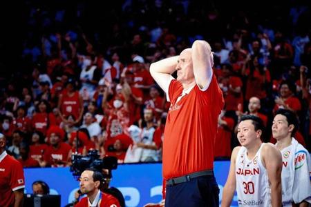 　試合を見つめるホーバス監督　©ＦＩＢＡ