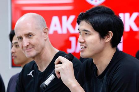 　記者会見するバスケットボール男子日本代表の渡辺雄太。左はトム・ホーバス監督