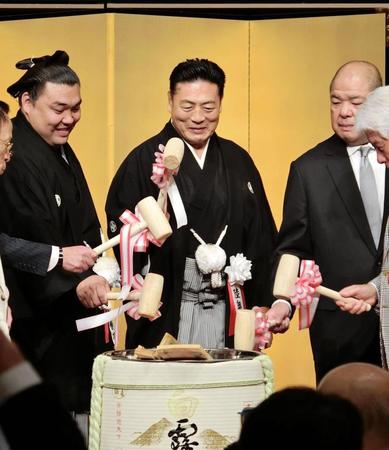 　大関昇進披露祝賀会で鏡開きをする（左から）霧島、陸奥親方、八角理事長