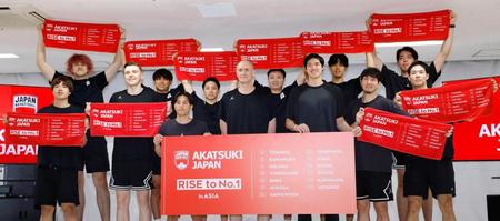 　記者会見後、ポーズをとるバスケットボール男子日本代表