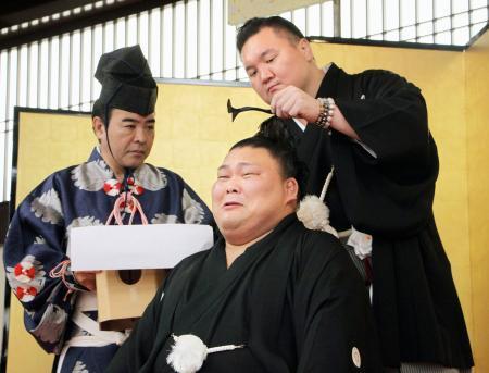 　断髪式で宮城野親方（右奥）にはさみを入れられる元幕内大喜鵬の山口雅弘氏＝３日、両国国技館