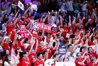 　パリ五輪出場が決まって喜ぶ日本のファン