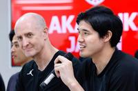 　記者会見するバスケットボール男子日本代表の渡辺雄太。左はトム・ホーバス監督