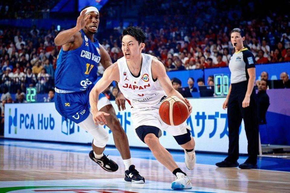 　攻め込む河村勇輝　©ＦＩＢＡ