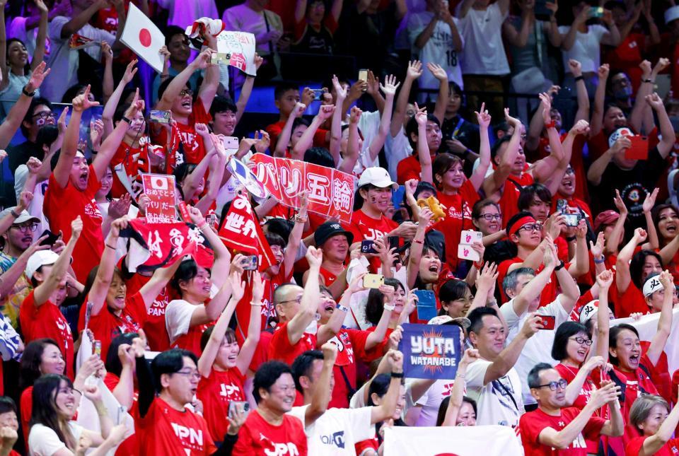 　パリ五輪出場が決まって喜ぶ日本のファン