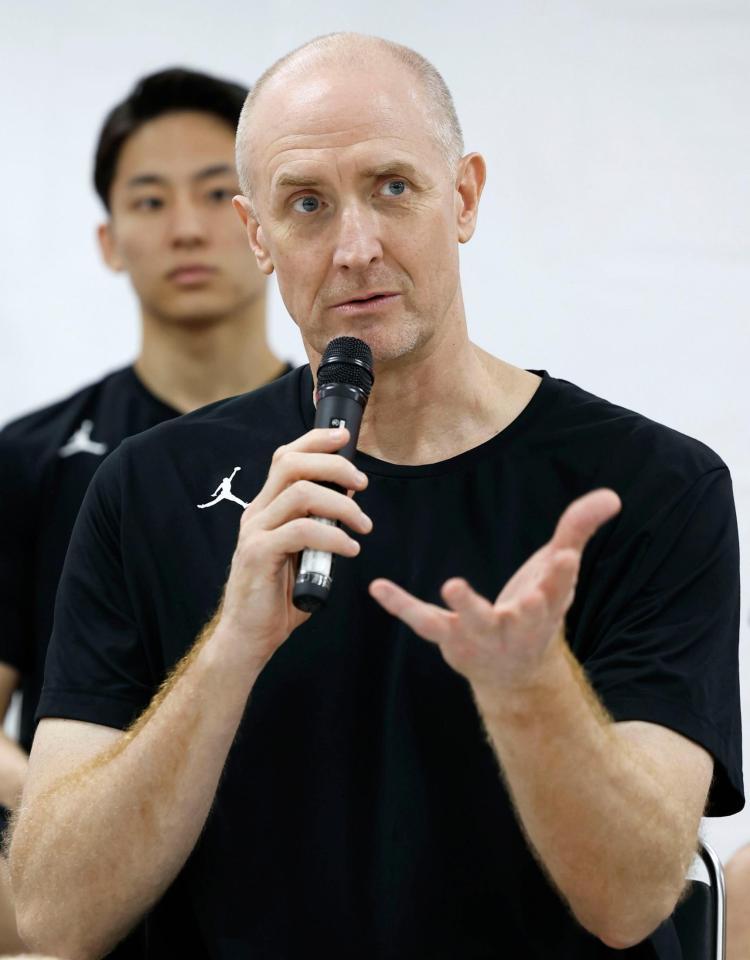 　記者会見するバスケットボール男子日本代表のトム・ホーバス監督