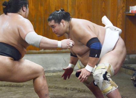 　立ち合いを確認する照ノ富士＝東京都江東区の伊勢ケ浜部屋