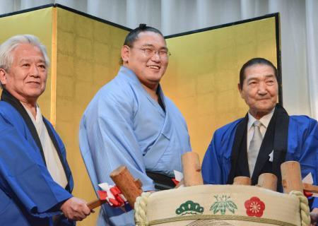 　母校の昇進祝賀会で笑顔を見せる豊昇龍（中央）＝４日、千葉県柏市