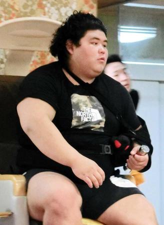 　稽古を見つめる伯桜鵬