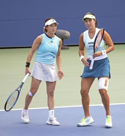 　女子ダブルス３回戦で相談する加藤未唯（左）、アルディラ・スーチャディ組（共同）