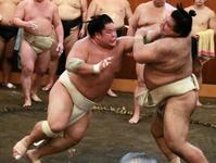 　申し合いで高安（右）を攻める大栄翔