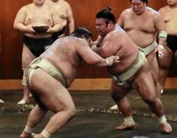 　高安（左）と相撲をとる貴景勝