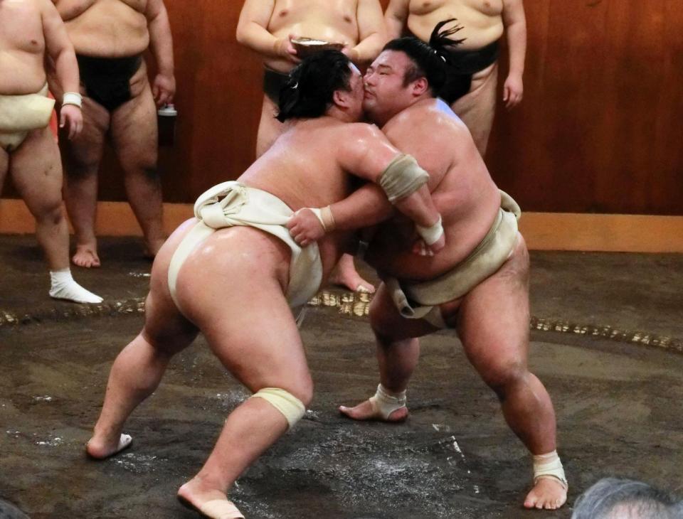　大栄翔（左）と相撲をとる貴景勝