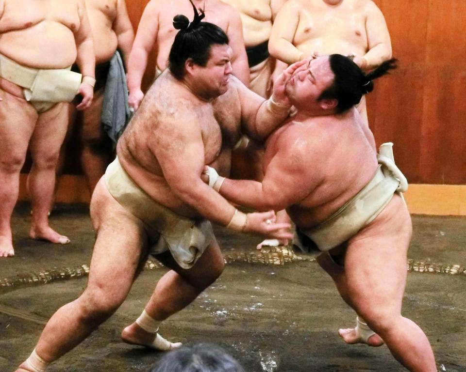 　貴景勝（右）を攻める高安