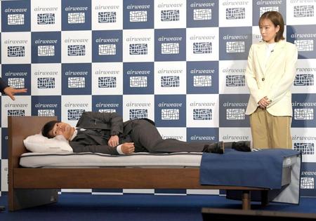 内村航平　愛用のベッドで「体操の夢見やすくなった」　パリ五輪・パラの選手村に提供の寝具体験