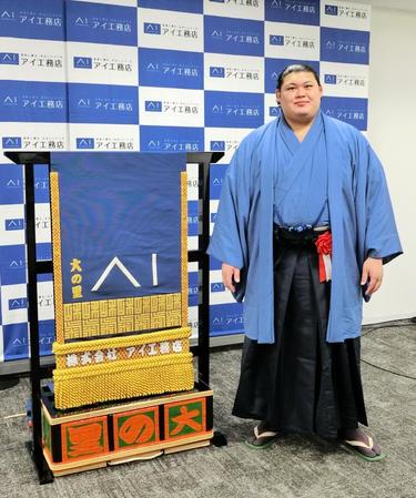 青い化粧まわしを贈られた大の里