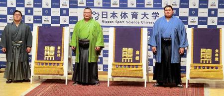 母校の日体大で行われた化粧まわし贈呈式に出席した（左から）大の里、高橋、朝紅龍