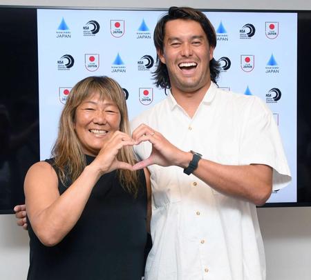 　母の明美さんと笑顔でハートポーズを作るオレアリー・コナー