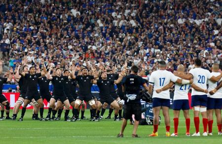 　フランス（右手前）とのラグビーＷ杯開幕戦を前に、伝統の踊り「ハカ」を披露するニュージーランド代表