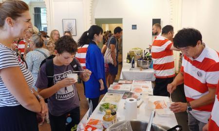 　試食会で、群馬県の上州和牛の牛丼を振る舞う関係者ら＝８日、フランス・トゥールーズ（共同）