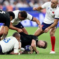 　タックルされるニュージーランドのＢ・バレット（下右）＝ゲッティ＝共同