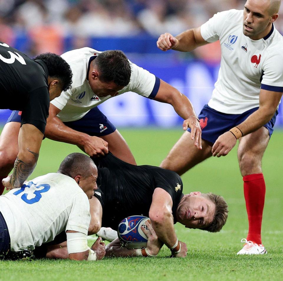 　タックルされるニュージーランドのＢ・バレット（下右）＝ゲッティ＝共同