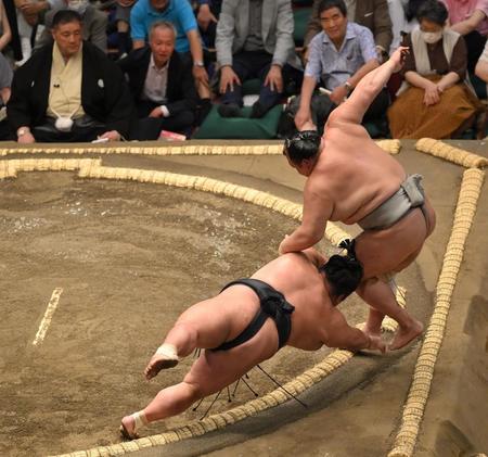 　北勝富士（右）の足と貴景勝の手が出るのが同時の判断で取り直しとなる（撮影・西岡正）