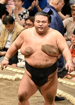 　はたき込みで北勝富士に敗れ、悔しさをにじませる貴景勝