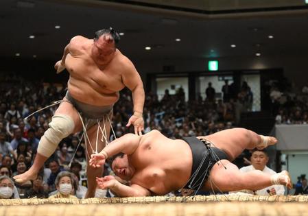 　北勝富士（左）と貴景勝の取り直しとなった一番（撮影・堀内翔）