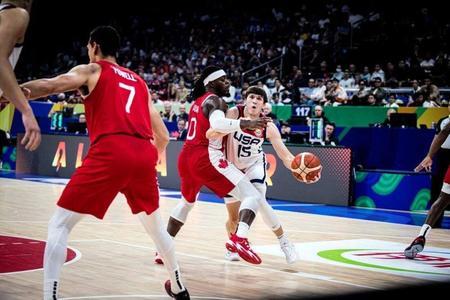 　攻め込む米国代表のオースティン・リーブス　©ＦＩＢＡ