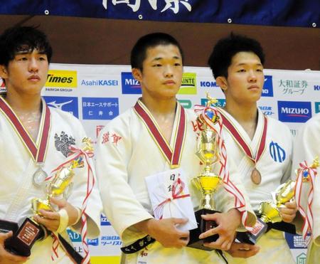 　男子６０キロ級で２連覇した比叡山高３年の福田大和（中央）