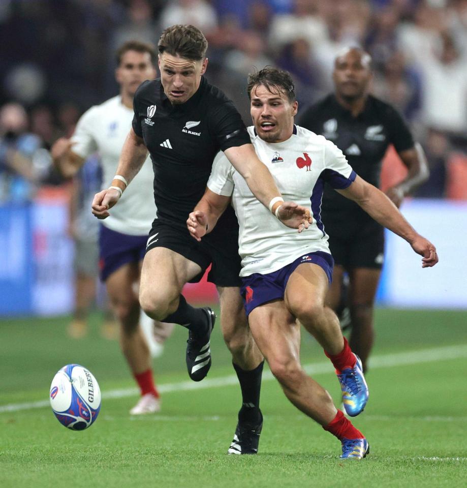 　競り合うニュージーランドのＢ・バレット（左）とフランスのデュポン（ゲッティ＝共同）