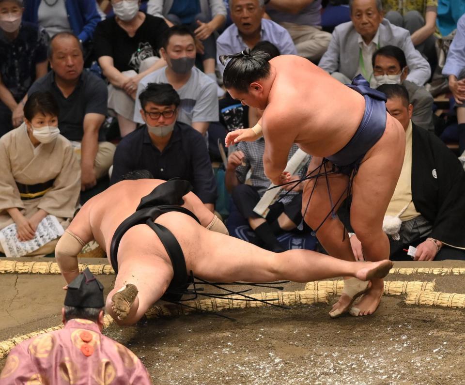 　阿炎（左）をとったりで下す豊昇龍（撮影・西岡正）