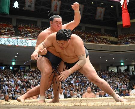 　豊昇龍がとったりで阿炎を下す（撮影・堀内翔）