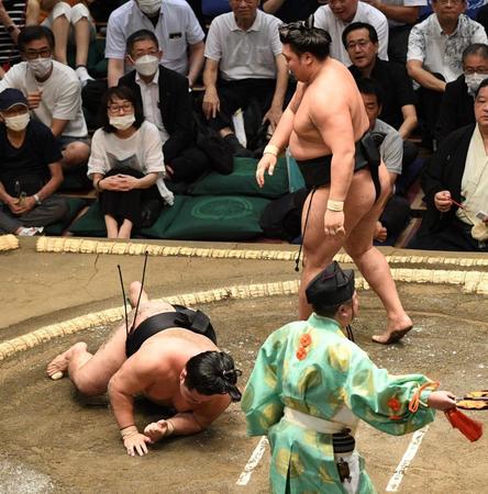 　明生（左）を押し倒しで下した霧島（撮影・佐々木彰尚）