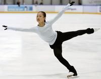 　公式練習で調整する島田麻央