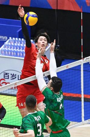 　ブルガリア戦でスパイクを決める石川＝６月１０日
