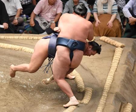 　玉鷲（手前）を押し出しで破った豊昇龍（撮影・棚橋慶太）