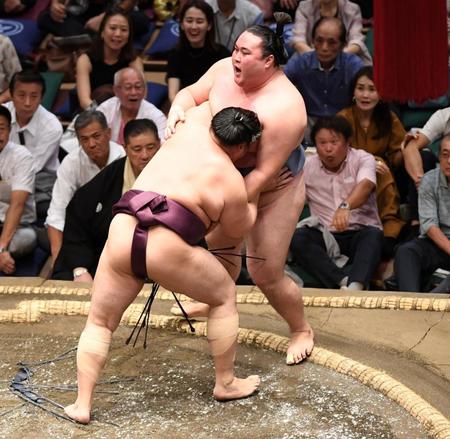 　金峰山（右）を寄り切りで破った遠藤（撮影・棚橋慶太）