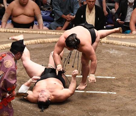 　朝乃山（左）を外掛けで下した霧島（撮影・園田高夫）