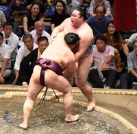 　金峰山（右）を寄り切りで破った遠藤（撮影・棚橋慶太）