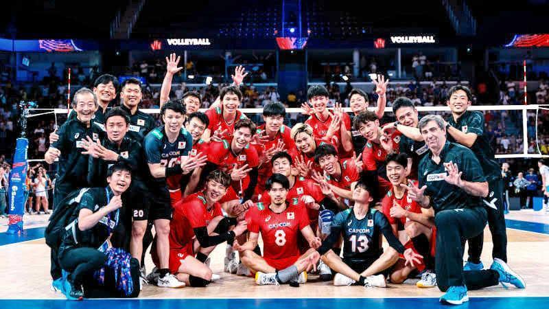 　ネーションズリーグでアルゼンチンを破り、喜ぶ日本代表の選手たち＝６月２８日、オルレアン（国際バレーボール連盟提供・共同）