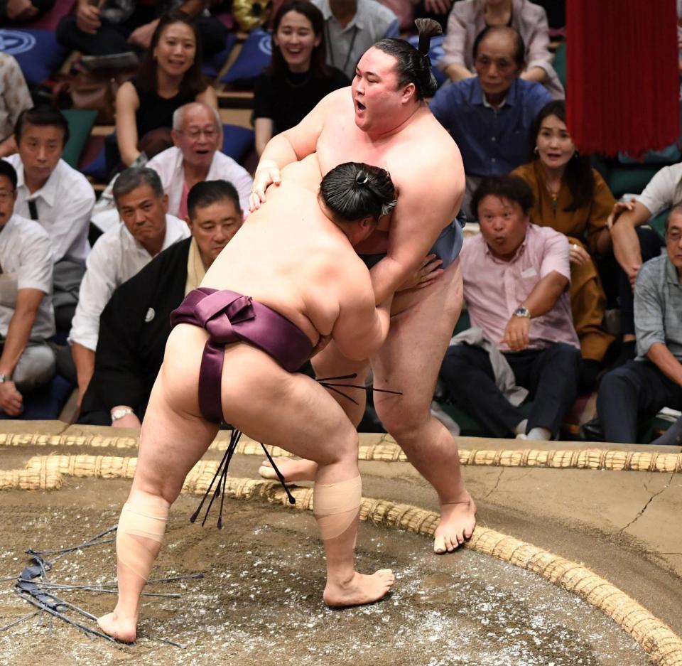 　金峰山（右）を寄り切りで破った遠藤（撮影・棚橋慶太）