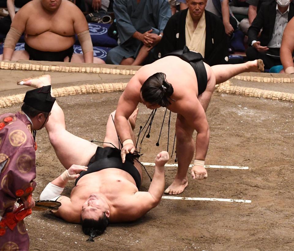 　朝乃山（左）を外掛けで下した霧島（撮影・園田高夫）
