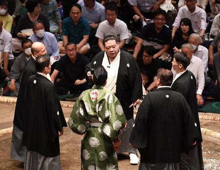 　取り直しの一番も物言いがつき協議する浅香山親方（中央）ら（撮影・園田高夫）